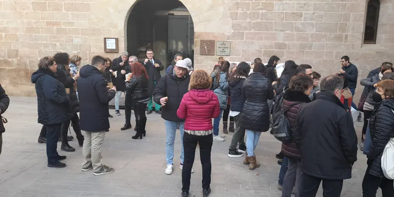 Més d'una seixantena de persones es concentren a la plaça del Consell Comarcal per reclamar que es dignifiquin els sous de les treballadores familiars de l'ens