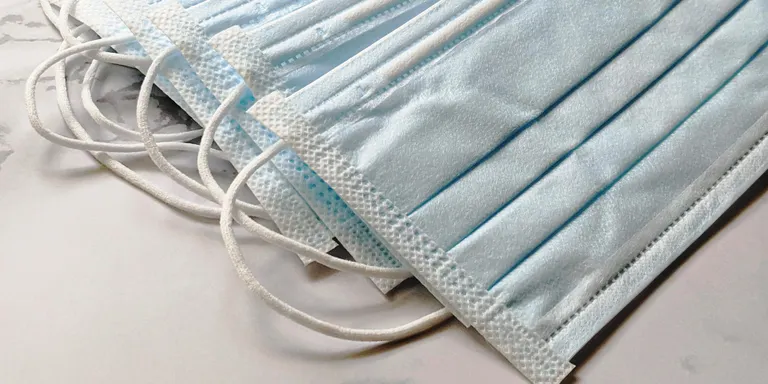 La mascareta a exteriors, ara sí amb els dies comptats