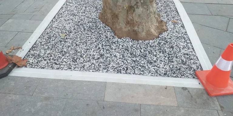 S’està millorant l’enjardinament i posant pedres fixes als escocells dels arbres de la plaça de l’església