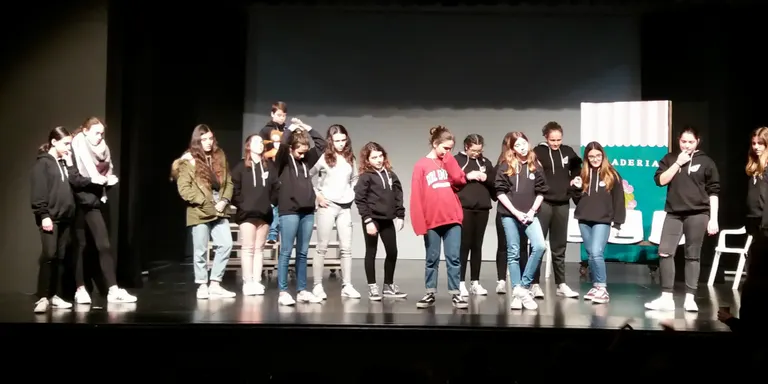El grup 'Explora Teatro' de Madrid actuen a Pineda en un intercanvi amb l'Escola de Teatre Artur Iscla