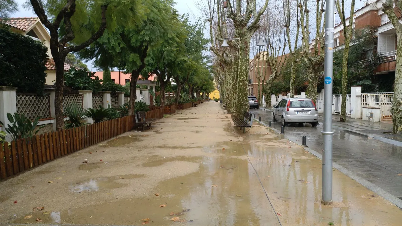 Torna la pluja a Pineda i ajuda a mitigar una mica la sequera