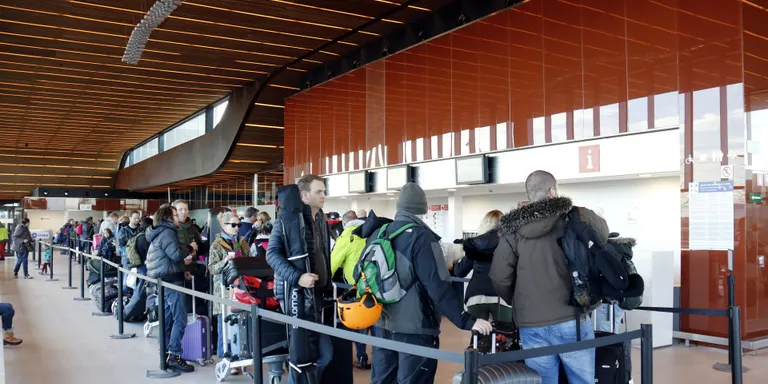 Aterren els primers vols de l'hivern a Alguaire després de diverses cancel·lacions per la boira