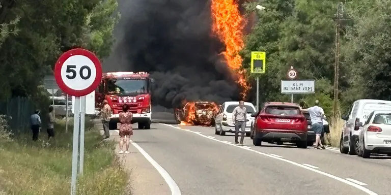 Extingit l'incendi d'un vehicle a la C-55, a l'entrada sud del Pi de St. Just, en terme de Clariana de Cardener