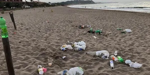 Els botellots sacsegen la platja de Creixell