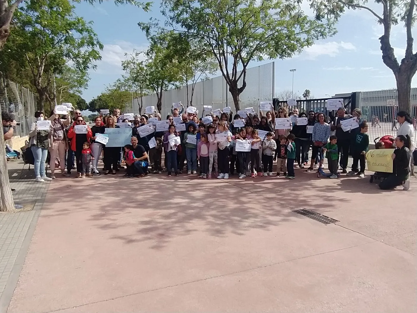 Una quarantena de pares i mares del Mas Clariana reclamen una nova línia de P3 davant del centre