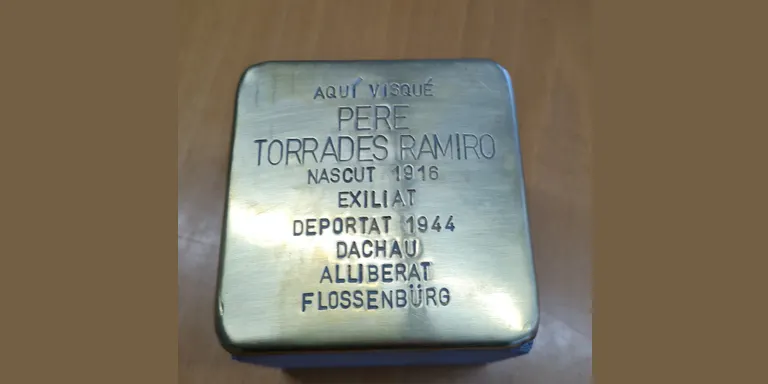 L’Ajuntament rep la 12a llamborda ‘Stolpersteine’ en homenatge als calderins deportats als camps nazis, dedicada a Pere Torrades