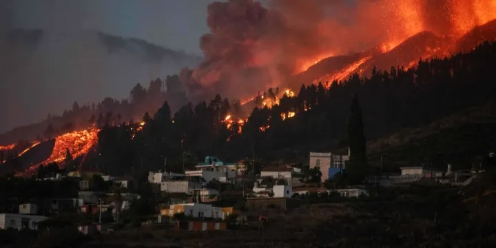 Sergi Mateo: «El volcà ha esclatat a menys d'un quilòmetre del nostre habitatge i no sabem quan podrem tornar a casa»