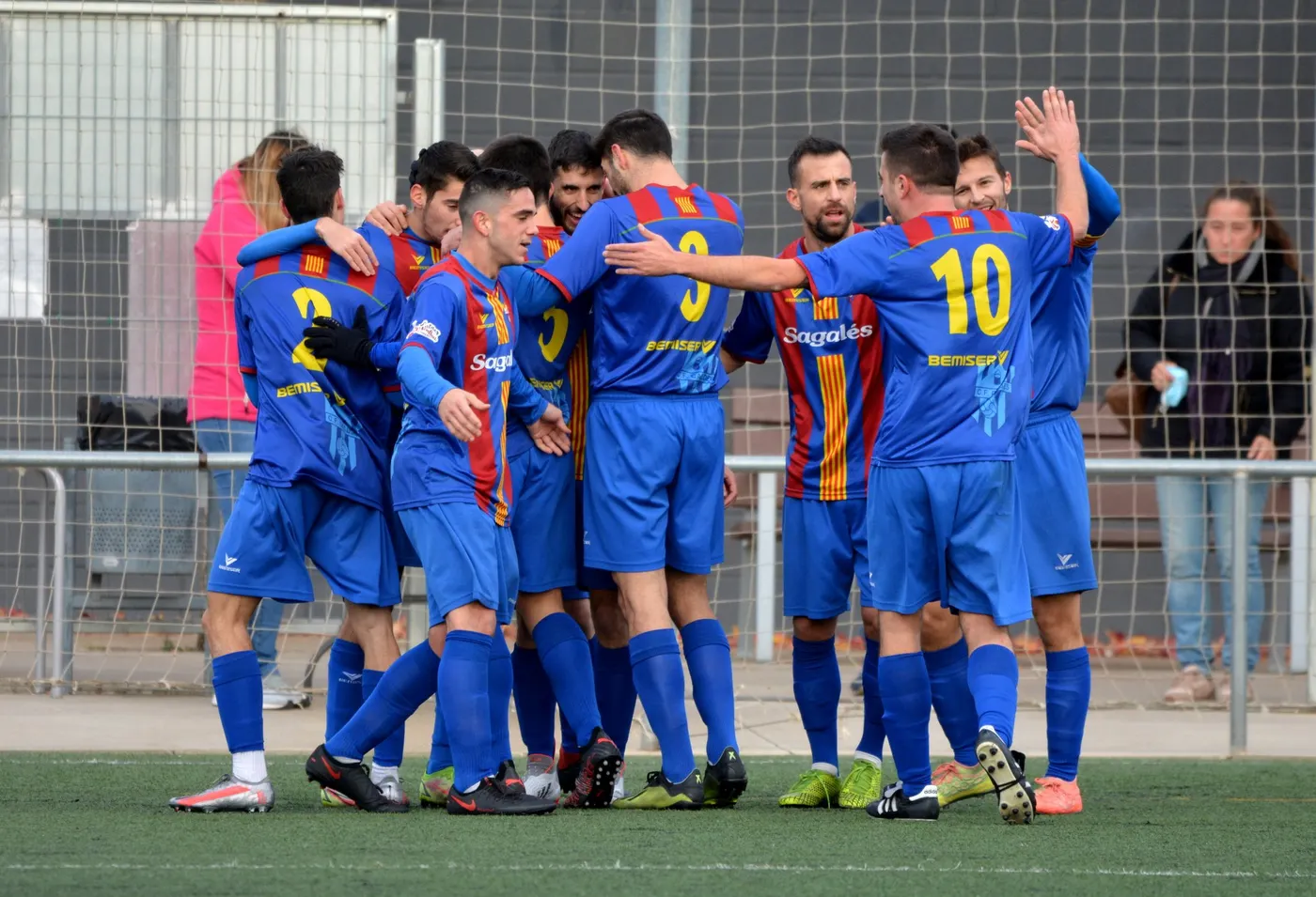 El CF Caldes guanya el Santa Perpètua i continua líder del grup 6 de Segona Catalana després de 9 jornades