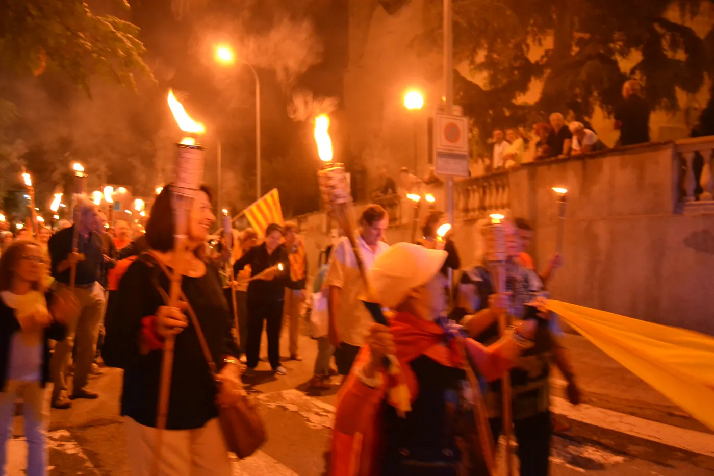 Marxa de Torxes i autocars des de Pineda a la manifestació de la Diada a Barcelona