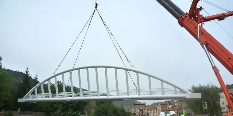 Martinet ja té la passarel.la de vianants sobre el riu Segre