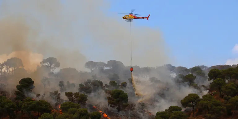 Més d'una seixantena de dotacions dels Bombers treballen en l'incendi de Castell d'Aro, que ja afecta unes 35 hectàrees
