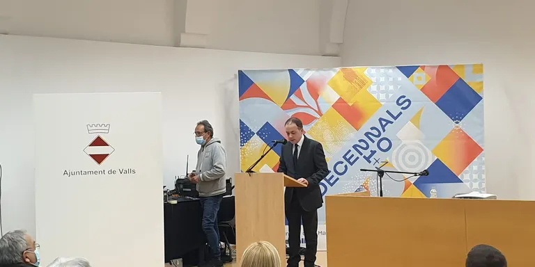 Valls ja disposa d’una carpeta amb les fitxes dels Ciutadans Il·lustres