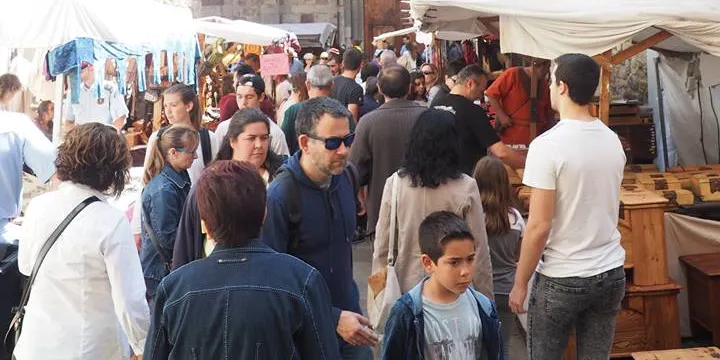 El bon temps afavoreix l'afluència al Mercat Medieval dels Canonges