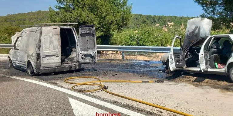Dos vehicles s'incendien a l'AP-7 a l'altura de Torredembarra