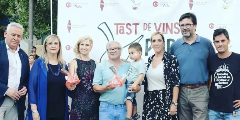 Valls lliura els tres porrons commemoratius de la Firagost 2022