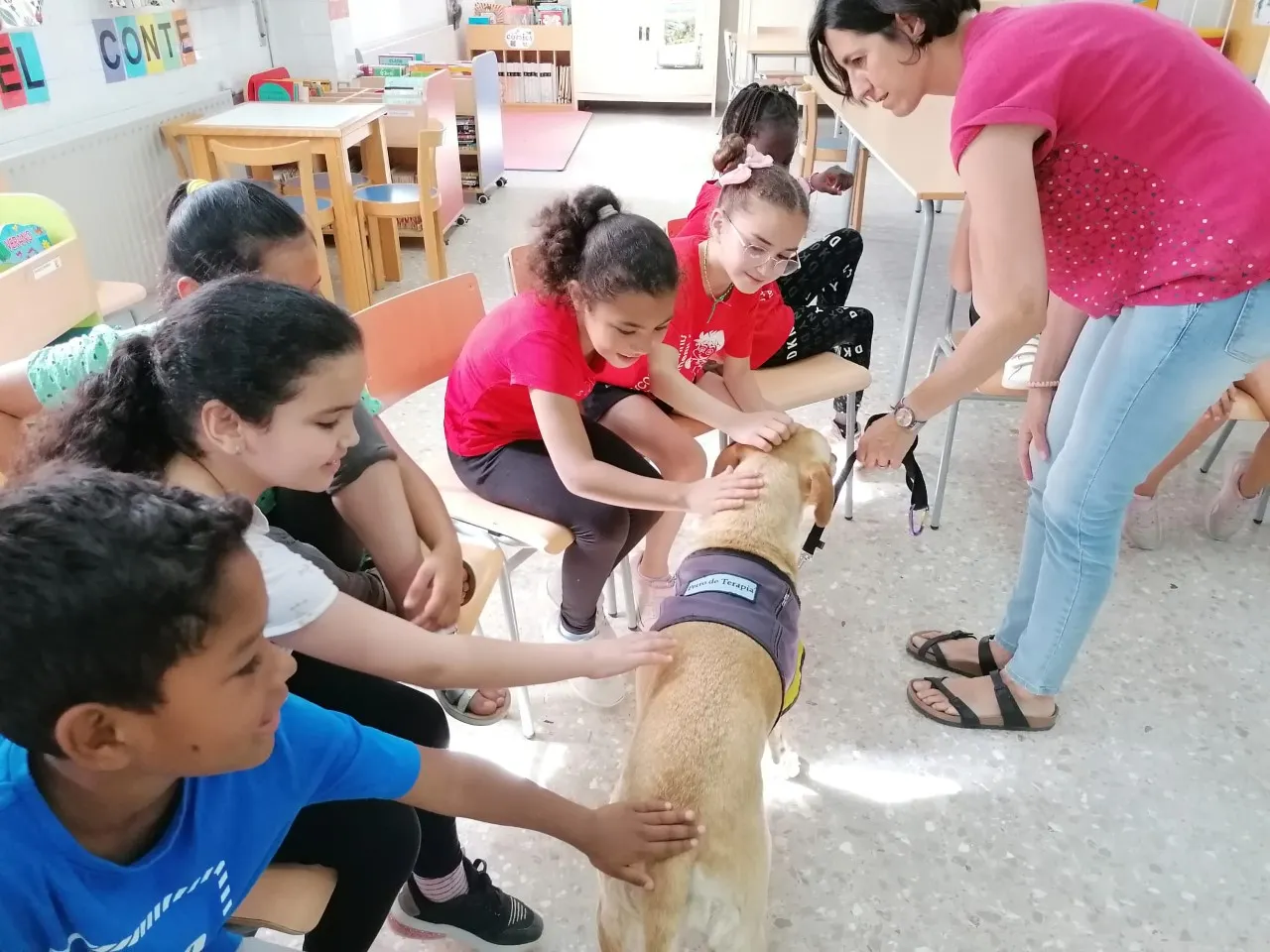 L’Associació A 4 Potes dona a conèixer els gossos de teràpia a l’alumnat de l’Escola Marinada