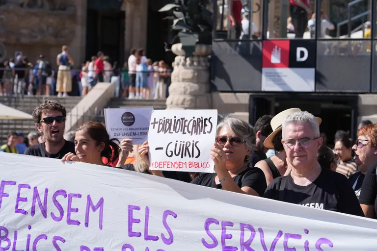Una cinquantena de treballadors de les Biblioteques de Barcelona protesten per "l'immobilisme" de l'Ajuntament