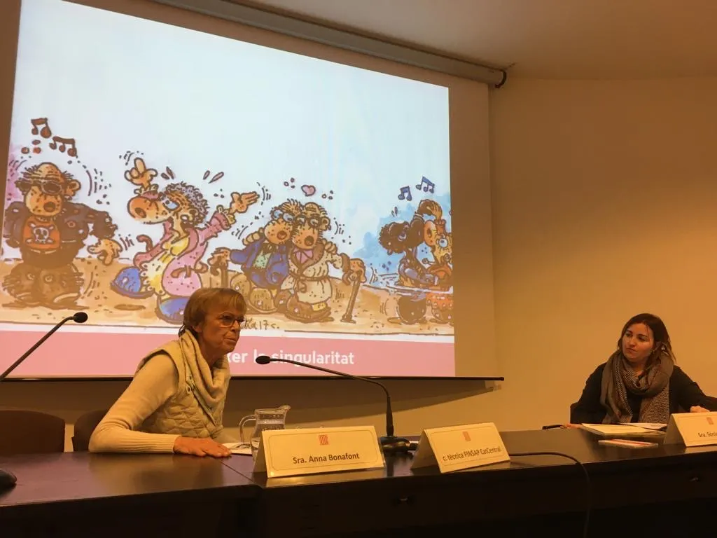 El Consell Comarcal edita postals i pòsters per sensibilitzar els professionals que treballen amb la gent gran