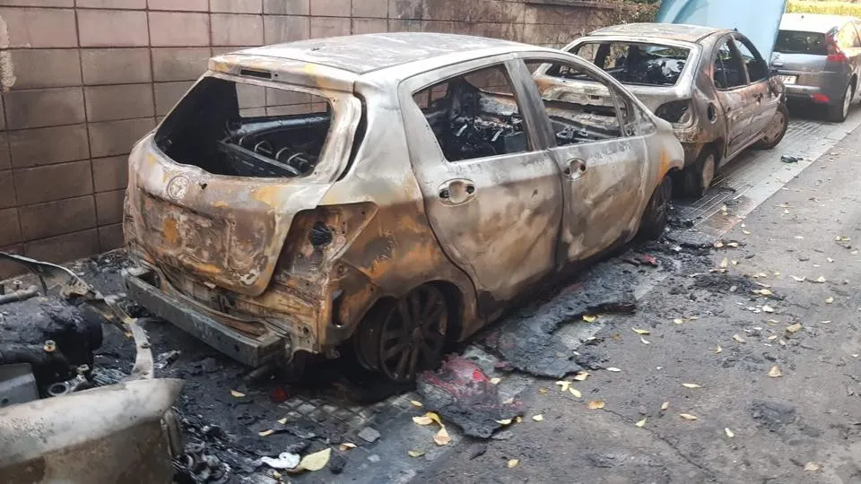 Un incendi va calcinar quatre vehicles la matinada de divendres a dissabte