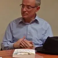 Entrevistes de la Justa del 6/11/2017 — El gran rellotge, novel·la negra i capitalisme; Brussel·les, Puigdemont i llistes electorals — Just a la Fusta (Ràdio d’Esvern) - episode art