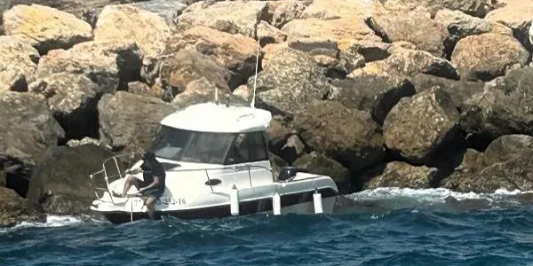 El Servei Marítim de la Policia Local de Torredembarra rescata una embarcació a l'escullera del port