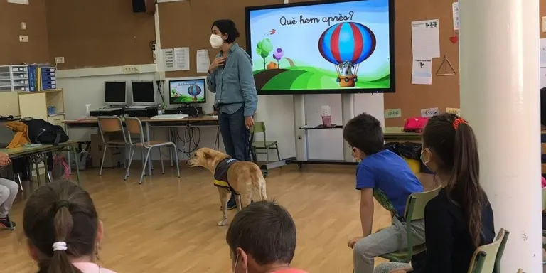 Els tallers d’educació pel desenvolupament amb gossos de teràpia tornen a les escoles de Cambrils