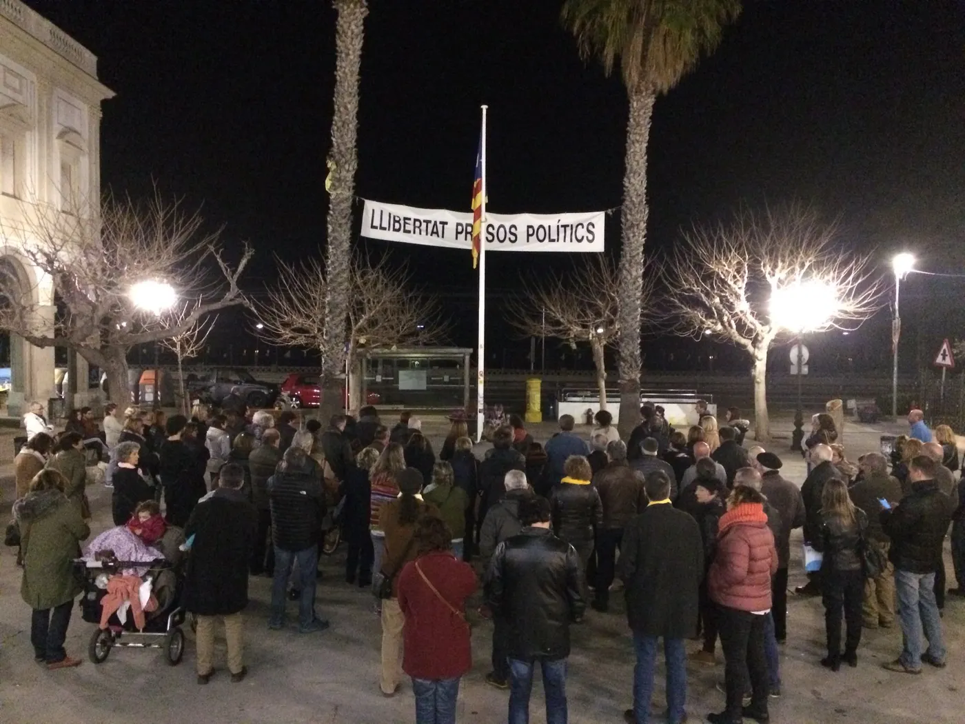 Un centenar de persones es manifesten a Vilassar de Mar en suport a Oriol Junqueras