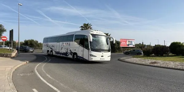 El bus que uneix Altafulla i Torredembarra amb Barcelona mantindrà el servei fins passat l’estiu
