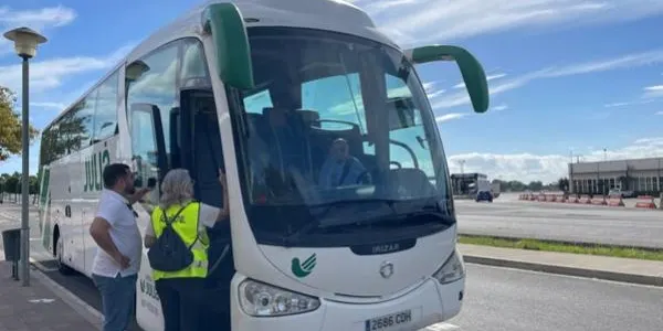 Altafulla viu sense incidències destacades la posada en marxa del pla de transport alternatiu al tall de trens