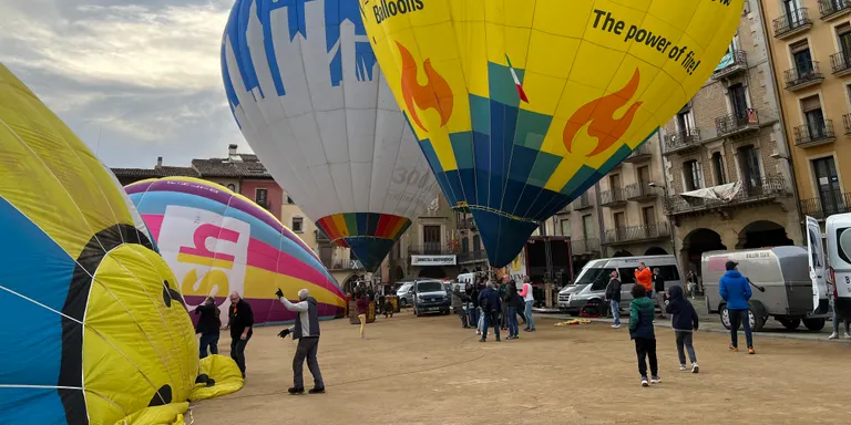Comença el 40è concurs internacional de globus Mercat del Ram amb 25 equips