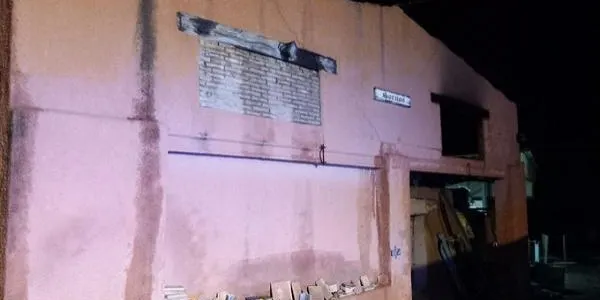 Els Bombers extingeixen un incendi en una nau del polígon industrial de Roda de Berà