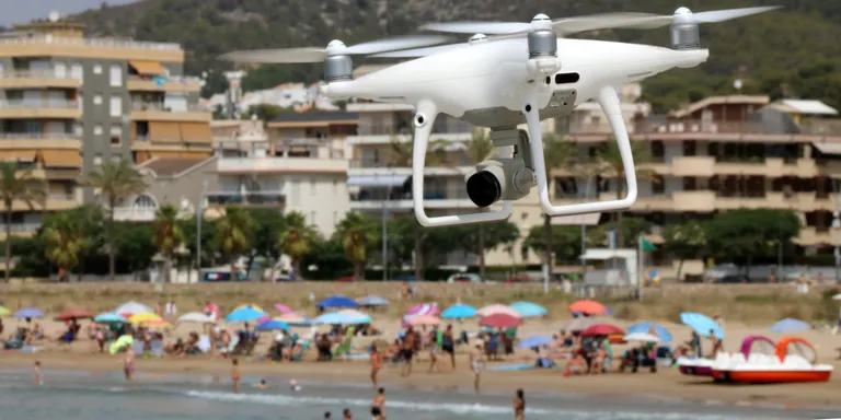 Calafell sobrevola les platges amb dron per avaluar l’eficàcia de les mesures de renaturalització