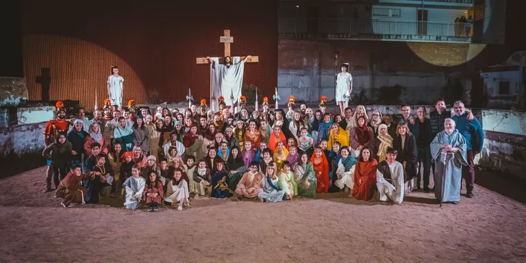 Els carrers de Constantí s’omplen per veure la representació de “La Passió de Crist” de Les Forques Teatre