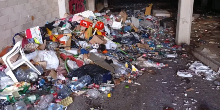 Setze persones identificades en el desallotjament d'un assentament a Vilanova en condicions insalubres