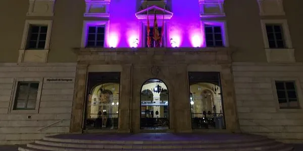 La façana de la Diputació de Tarragona s'il·lumina de color lila per commemorar el Dia Internacional de les Dones