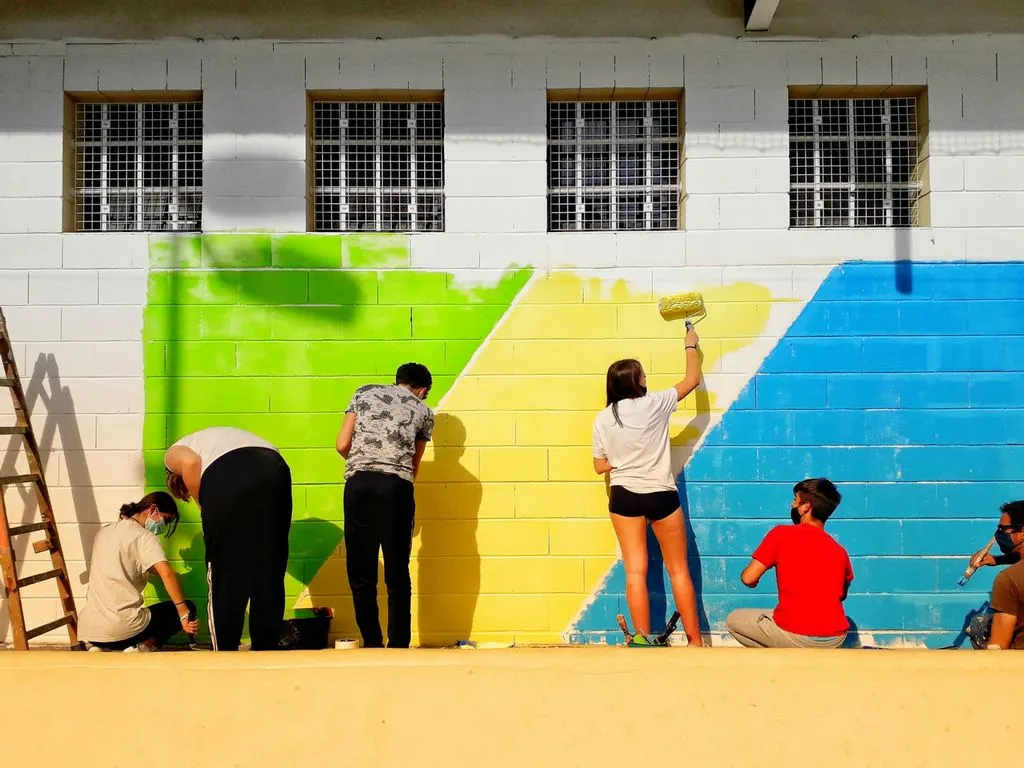 Alumnes de l’Institut Pere Ribot estan pintant un mural a l’Escola Pérez Sala