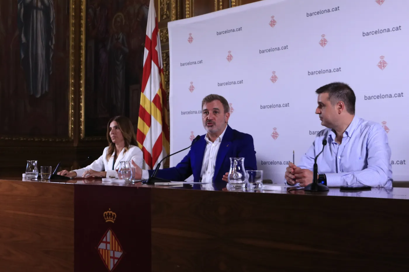 La directora general de B:SM, Marta Labata; el primer tinent d'alcaldia de Barcelona, Jaume Collboni i el director del Gremi de Restauració de Barcelona, Roger Pallarols, en la presentació del projecte per remodelar l'àrea de restauració del Port Olímpic.