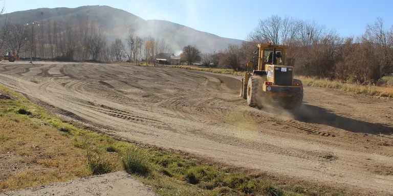 Iniciades les obres per adequar un aparcament públic i gratuït al sud de l'Horta del Valira