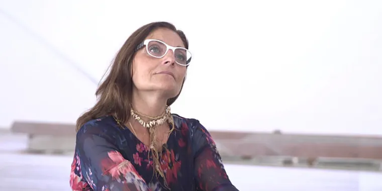 Anna Santos fa una subhasta solidària a benefici de la Xarxa Popular d’Aliments