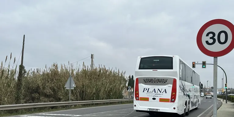 La Policia Local de Torredembarra participa aquesta setmana en una campanya de trànsit de control del transport escolar, de menors i de viatgers