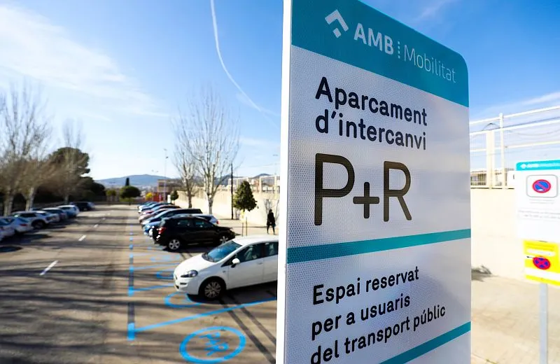 Aparcar el cotxe a una estació i seguir amb transport públic: la Generalitat vol crear places integrades a 102 estacions