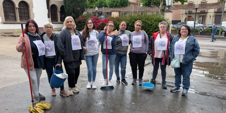 Treballadores de la neteja d'Arenys de Mar denuncien que l'empresa subcontractada per l'Ajuntament no els ha pagat