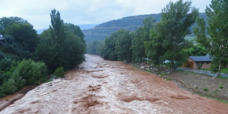 La pluja desborda el riu de la Color i provoca danys a Alàs i Cerc