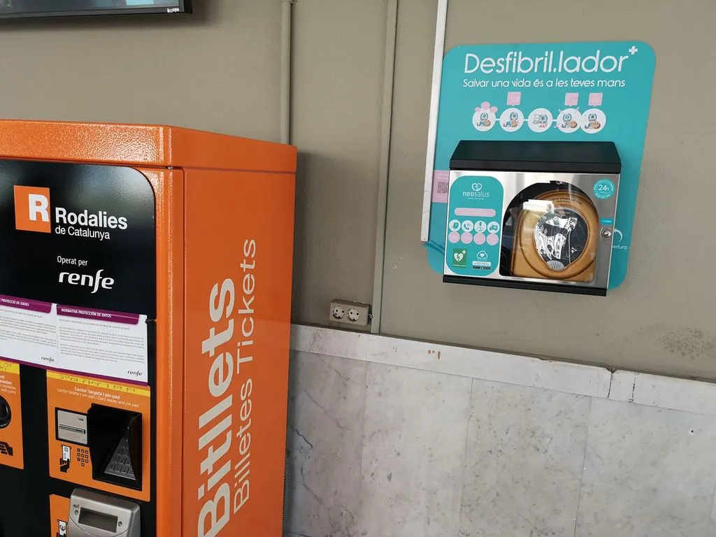 El vestíbul de l’estació de Renfe acull el 17è desfibril·lador del nostre municipi