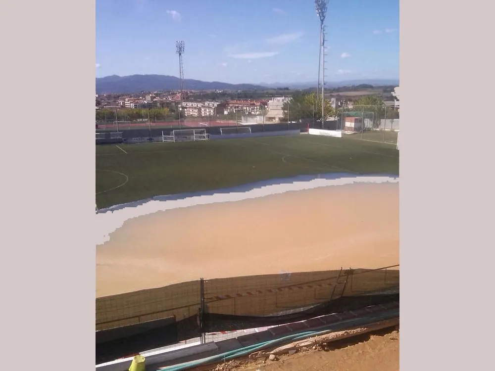 Així ha quedat el camp del Rubí després del trencament de la canonada / Foto: UERubí