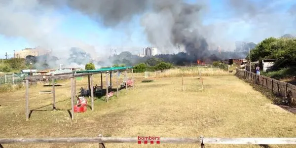 Un incendi pròxim a les vies obliga a tallar la circulació de regionals entre Torredembarra i Sant Vicenç durant unes hores