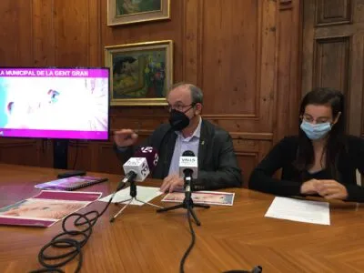 Valls posa en marxa per primer cop el pla de la Gent Gran