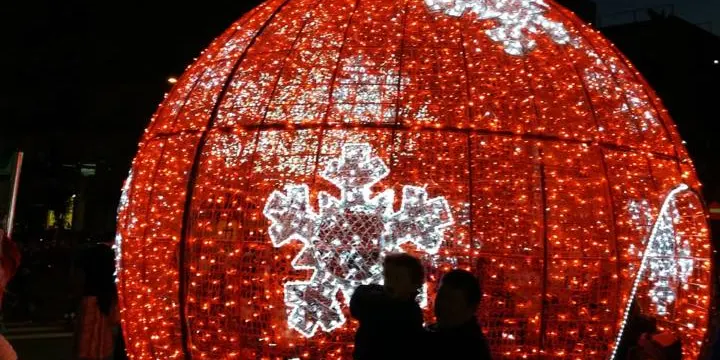 Pineda ha donat la benvinguda a les festes de Nadal amb l'encesa de llums, l'estrena de la pista de gel i la Fira de Nadal