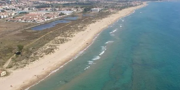 Dues dones eviten que un home s’ofegui a la platja dels Muntanyans de Torredembarra