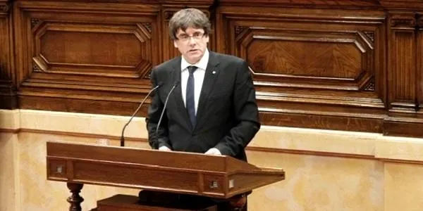 Carles Puigdemont assumeix que Catalunya esdevingui un estat independent, però proposa suspendre’n els efectes per emprendre el diàleg